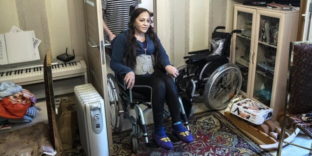 Eine Frau im Rollstuhl