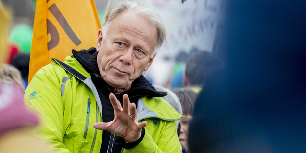 Jürgen Trittin bei einer Demo von Umweltschützern.
