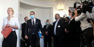 Strache mit Mundschutz , Presse filmt ihn