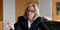 Gaby Schäfer, Präsidentin des schleswig-holsteinischen Rechnungshofes,sitzt in ihrem Büro.
