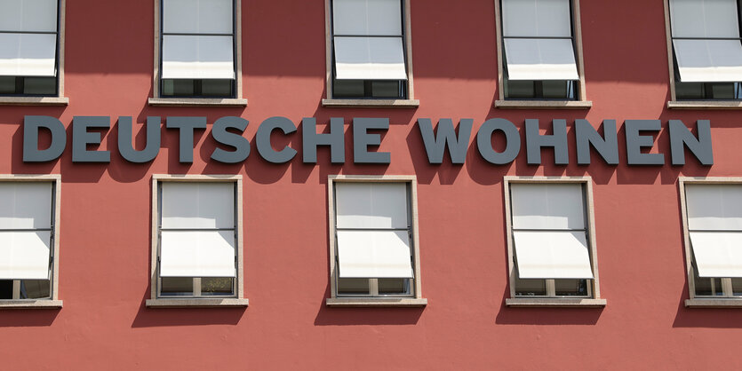 rotes Haus, Schriftzug Deutsche Wohnen