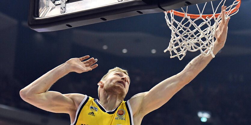 Eine Basketballer beim Korbleger