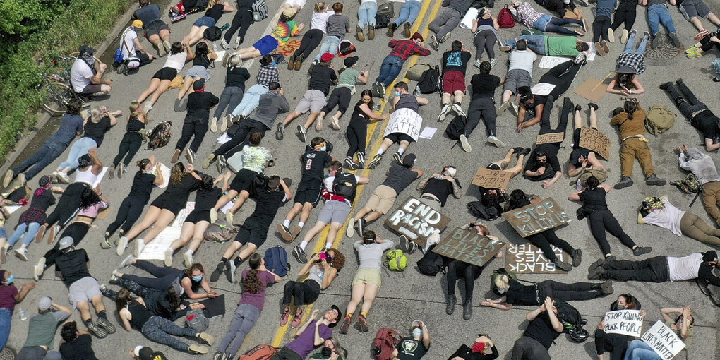 Menschen haben sich auf die Strasse gelegt