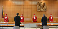 Richter in roten Roben unter Bundesadler