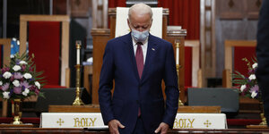 Joe Biden mit Maske in einer Kirche
