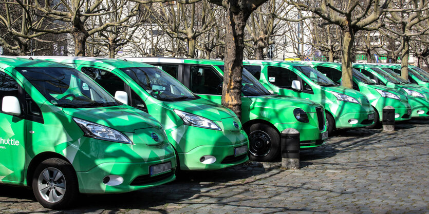 Viele grüne geparkte Fahrzeuge.