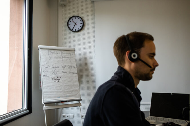 Mann mit Headset im Büro.