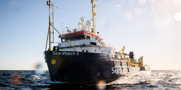 Das Seenotrettungsschiff Sea Watch 3 im Mittelmeer. Das Seenotrettungsschiff Sea Watch 3 im Mittelmeer.