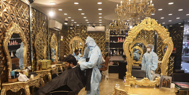 Ein Friseur in Neu Delhi