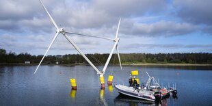 Schwimmende Windkraftanlage un dein Schlauchboot.