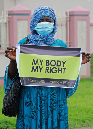 Eine Frau protestiert mit einem Plakat, auf dem my body, my right steht.