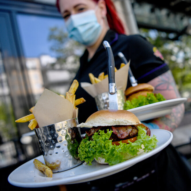 ine Kellnerin serviert Essen im Hard Rock Cafe Berlin