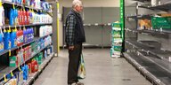 Ein älterer Mann steht vor einem Supermarktregal