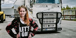 Vivien Blumenthal steht vor einem weißen LKW