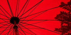 Blick in einen roten Sonnenschirm von unten