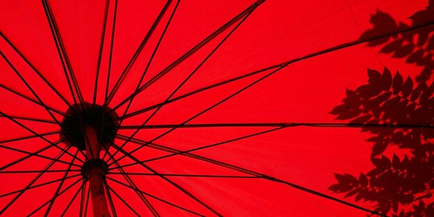 Blick in einen roten Sonnenschirm von unten