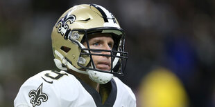 Football-Spieler Drew Brees mit Helm auf dem Spielfeld