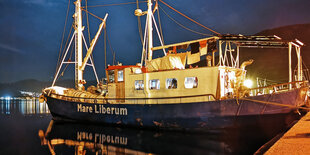 Rettungsschiff Mare Liberum im Hafen bei Nacht.