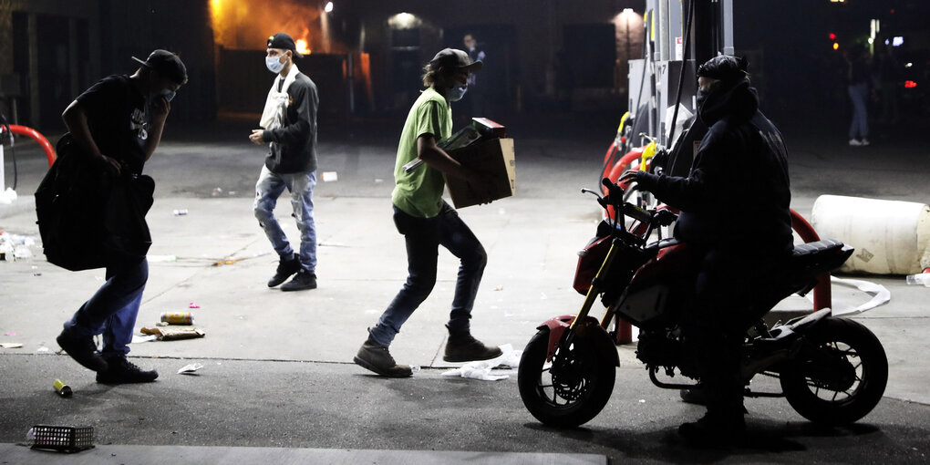 Junge Männer rennen mit ihrer Beute in die Nacht