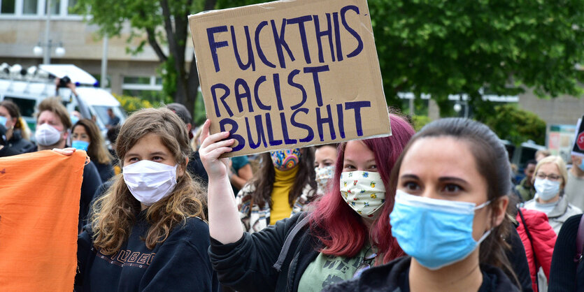 Menschen auf einer Demonstration.