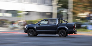 Ein SUV rast in Berlin auf der Strasse