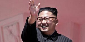 Kim Jong Un gestikuliert und lächelt.