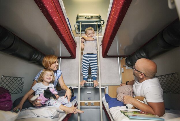 Eine Familie in einem Schlafwagenabteil in einem Zug. Eine Familie in einem Schlafwagenabteil in einem Zug.