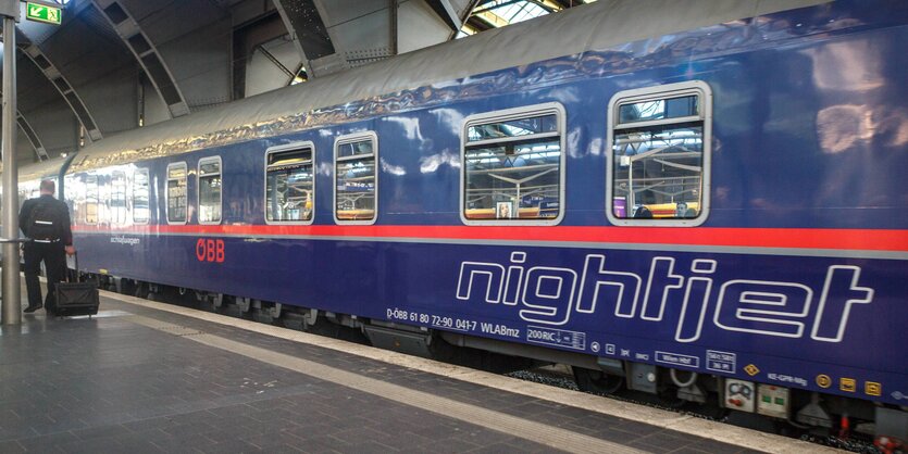 Ein blauer Zug mit der Aufschrift Nightjet.