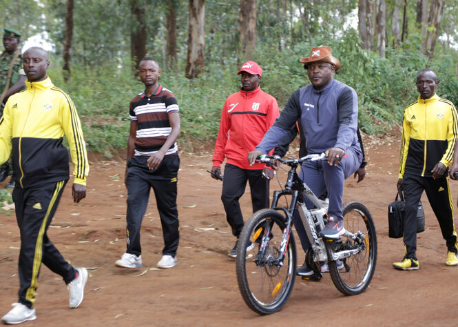 Präsident Pierre Nkurunziza auf einem Rad.