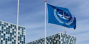 Flagge des ICC vor dem Gericht in Den Haag