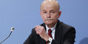 Bernhard Franke bei einer Pressekonferenz.