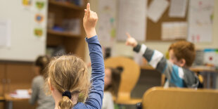 Schüler melden sich mit dem erhobenen Finger