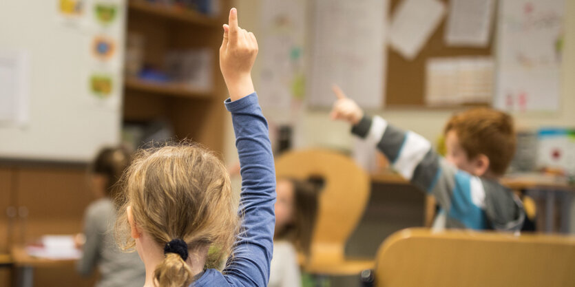 Schüler melden sich mit dem erhobenen Finger