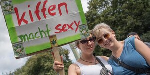 Demonstrantinnen mit einem Plakat "kiffen macht sexy"