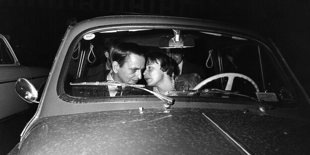 Olof und Lisbeth Palme in einem Auto.