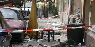 Zerstörtes Schaufenster eines Geschäfts in der Kölner Keupstraße nach dem NSU-Nagelbombenattentat.