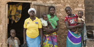 Eine Familie vor ihrem Haus in Burkina Faso