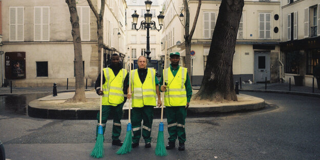 Drei Straßenkehrer mit Besen in Paris