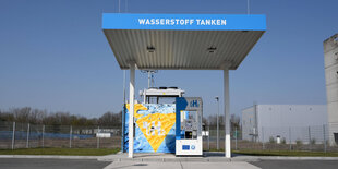 Tankstelle vor blauem Himmel.