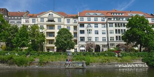 Ein schöner Altbau am Landwehrkanal in Kreuzberg