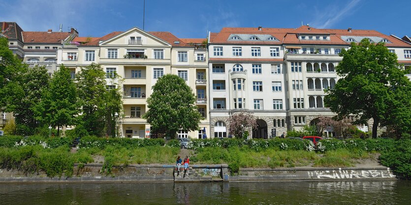 Ein schöner Altbau am Landwehrkanal in Kreuzberg