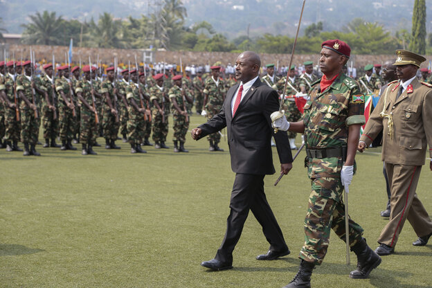 Pierre Nkurunziza mit Soldaten.