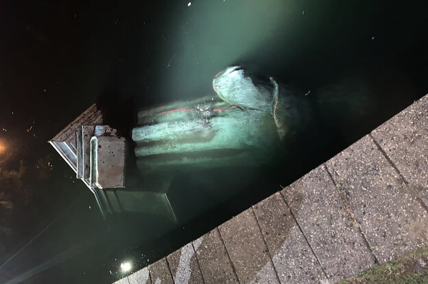 Eine Statue liegt im Wasser.