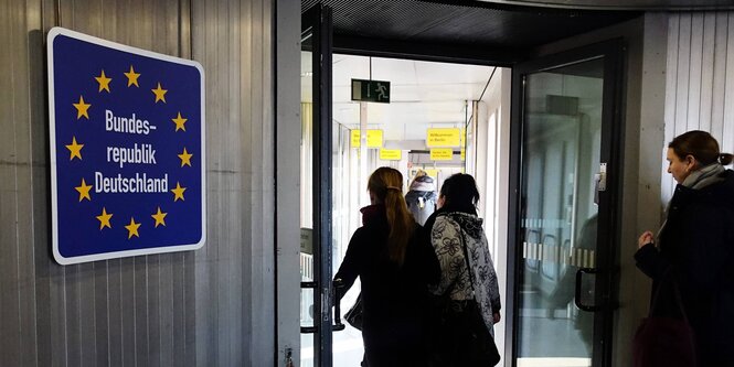 Ein Schild mit der EU-Flagge am Flughafen