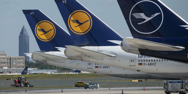 Flugzeuge mit Lufthansa-Logo parken auf einer Landebahn