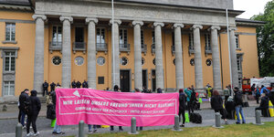 Gegner der AfD demonstrieren vor dem ehemaligen Landtagsgebäude in Oldenburg.