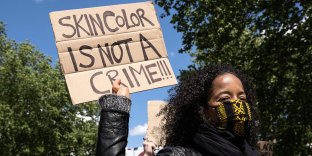 Demonstrantin mit einem Schild auf einer "Black lives matter"-Kundgebung in Köln.