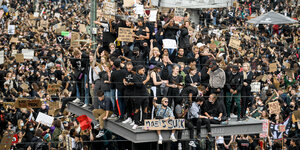 Tausende Menschen protestieren am Alexanderplatz für Black Lives Matter und gegen rassistische Polizeigewalt: Der Platz ist proppevoll. Viele Teilnehmer:innen sind auf einen Fahrstuhl geklettert