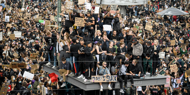 Tausende Menschen protestieren am Alexanderplatz für Black Lives Matter und gegen rassistische Polizeigewalt: Der Platz ist proppevoll. Viele Teilnehmer:innen sind auf einen Fahrstuhl geklettert