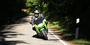 Motorradfahrer auf einer Landstraße.